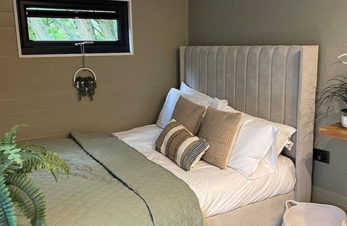 Llangollen Cabin | Luxurious Canal-side mini lodge in Llangollen.