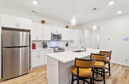 Hidden Valley House | Luxurious Charm & Comfort: Your Perfect Getaway; 6 mi from Downtown Charlotte!