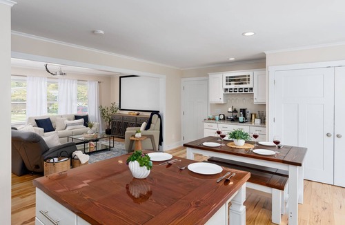 Kings Grant House | Luxurious & Comfy Haven: Prime Location ~ Pool ~ Hot Tub ~ Fire Pit ~ Gym ~ Pkg!