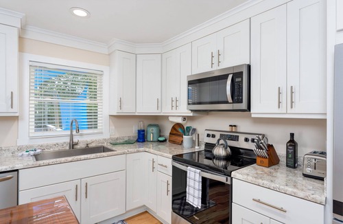 Kings Grant House | Luxurious & Comfy Haven: Prime Location ~ Pool ~ Hot Tub ~ Fire Pit ~ Gym ~ Pkg!