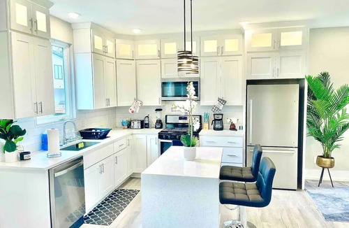 Hayes House | Luxurious Getaway Home with Rooftop Patio 10mins to downtown Durham and Duke