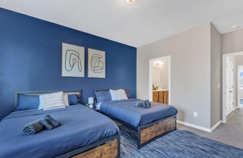 Southwest Raleigh House | Luxurious King 3BR Townhouse Mins to Downtown!