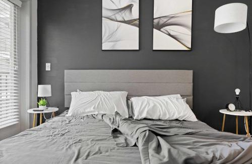 Cherry Apartment | Luxurious King Bed Studio in Midtown!
