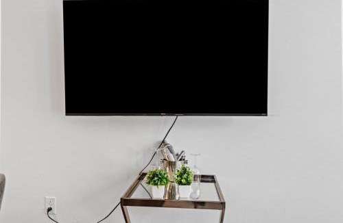 Cherry Apartment | Luxurious King Bed Studio in Midtown!