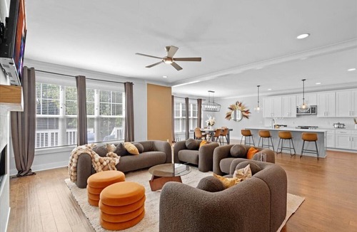 Dilworth House | Luxurious, Sleeps 13, Pool Table & Game Room, Spacious, 5 mins to Uptown