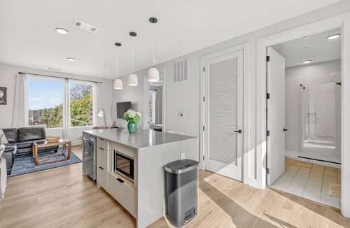 Inglewood Condo | Luxury 1BR/1BA, 12 Mins to Broadway
