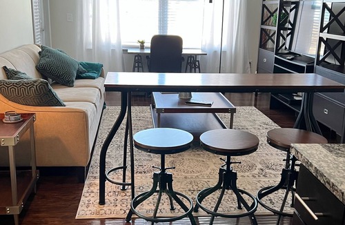Cherry Apartment | Luxury 2BD Apt with Pool & Gym- 5 min from Uptown!
