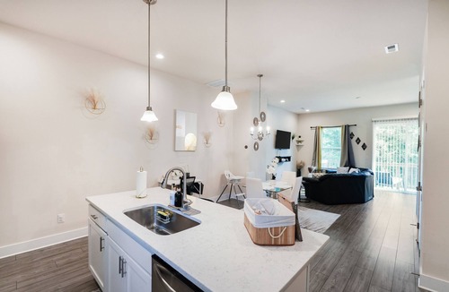 Charlotte House | Luxury 3BR & 3BA townhouse 5 Mins to BOA, Spectrum & Uptown Fam & Biz Ready