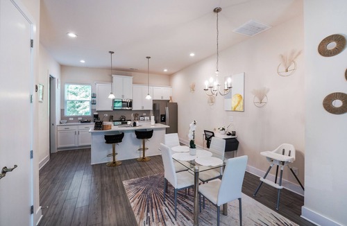 Charlotte House | Luxury 3BR & 3BA townhouse 5 Mins to BOA, Spectrum & Uptown Fam & Biz Ready