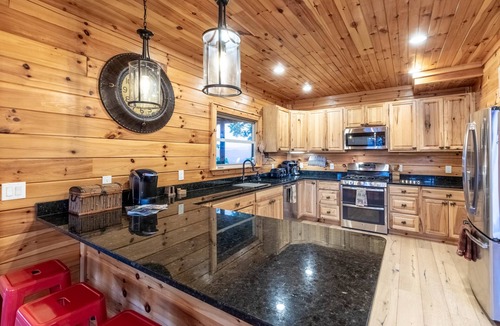 Waynesville Apartment | Luxury 4200 Sqft Log Cabin on 50 Acres Sleeps 16