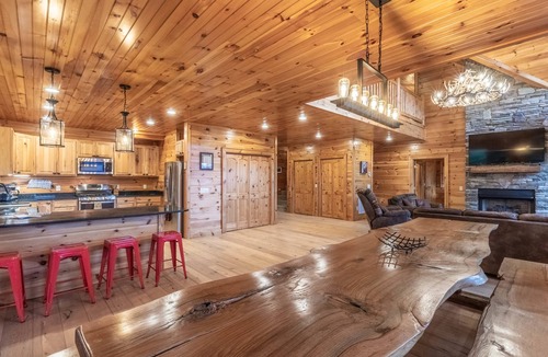 Waynesville Apartment | Luxury 4200 Sqft Log Cabin on 50 Acres Sleeps 16