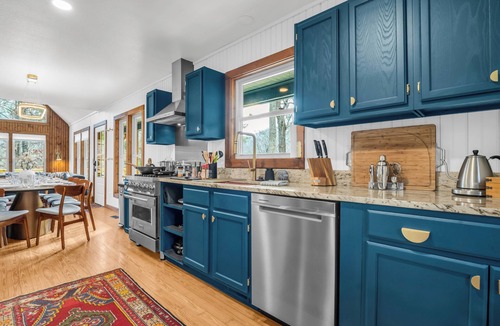 Lake Lure Cottage | Luxury 5 Kings Chimney Rock and Lake Views FirePit EVCharger PoolTable