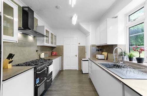 High Wycombe House | Luxury 5BR Home | Ideal for Long Stays & Contractors