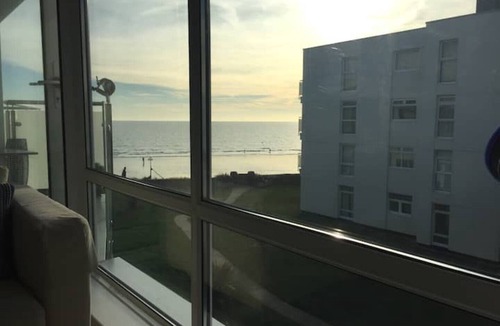 East Wittering Apartment | Luxury apartment right on the seafront. Sleeps 4.