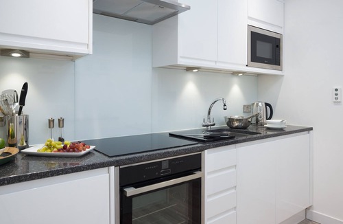 Torquay Apartment | Luxury Apartment - Sleeps 4 - Spectacular Views with Private Pool and Hot Tub