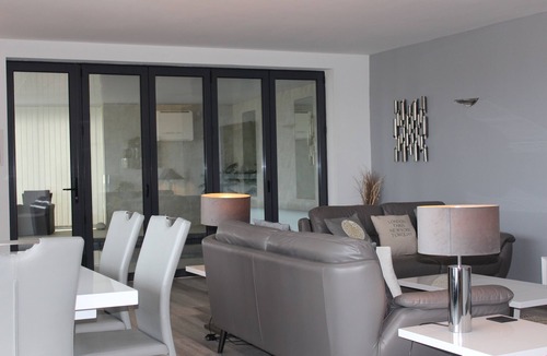 Torquay Apartment | Luxury Apartment - Sleeps 4 - Spectacular Views with Private Pool and Hot Tub