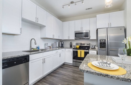 Dixie - Berryhill Apartment | Luxury Apt| King & Queen Beds|9mins to CLT| Near Top Golf, Shops, & Restaurants