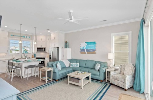 Emerald Isle Condo | Luxury Beach Condo | 5 Min Walk to Beach & Shops!