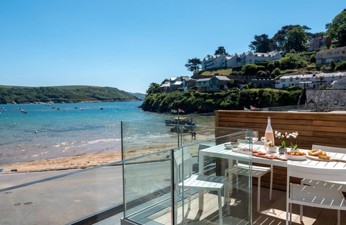 Salcombe Apartment | Luxury beachfront property sleeps 6 - parking