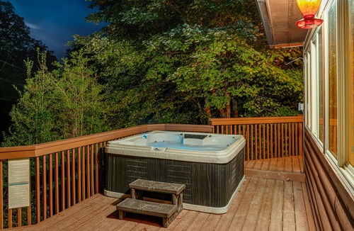 Vein Mountain Cabin | Luxury Cabin 45 Min to Asheville |Hot Tub|Fire pit