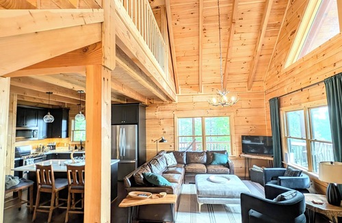 Morganton Cabin | Luxury Cabin with Hiking, Kayaks & Paddle Boards. Mountain Views near Lake James