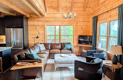 Morganton Cabin | Luxury Cabin with Hiking, Kayaks & Paddle Boards. Mountain Views near Lake James