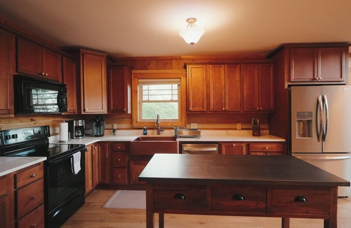 Banner Elk Cabin | Luxury cabin with hot tub & view of Grandfather Mountain near Boone & Banner Elk