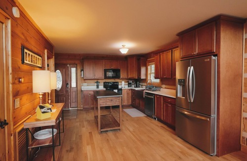Banner Elk Cabin | Luxury cabin with hot tub & view of Grandfather Mountain near Boone & Banner Elk