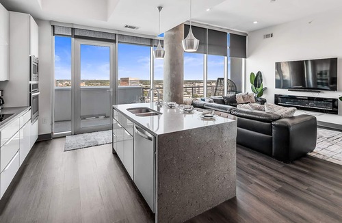 Second Ward Apartment | Luxury & Comfort ~ 5⭐️ Location, Pool, Gym
