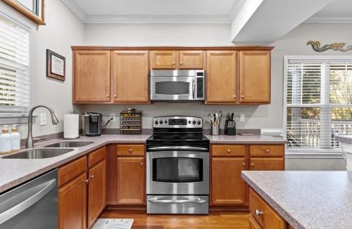 Southport Apartment | Luxury Condo 3bdr 2bth 4 bed with Beach Pool Golf Boat Ramp Pickle Ball