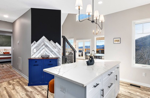 Swannanoa Ski Chalet | Luxury Cozy Mountain Treehouse w/Hot Tub + Gym mins to AVL + BlkMtn