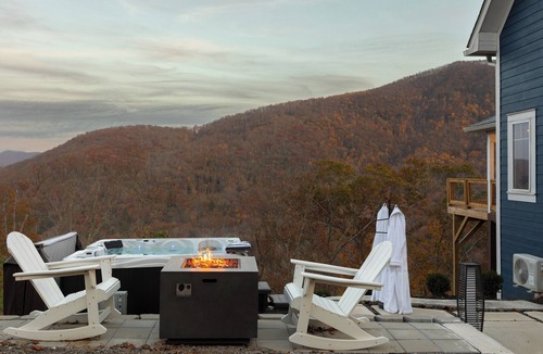 Swannanoa Ski Chalet | Luxury Cozy Mountain Treehouse w/Hot Tub + Gym mins to AVL + BlkMtn