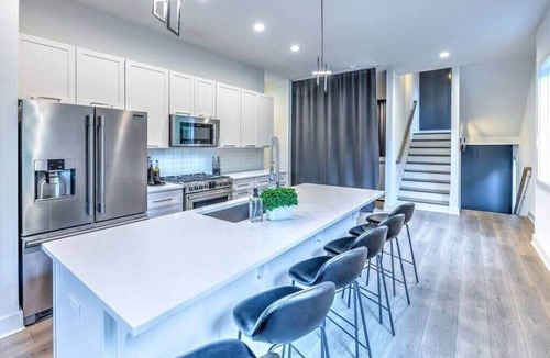 Berry Hill House | Luxury Downtown Home-12 BEDS! Game Room + Hot tub