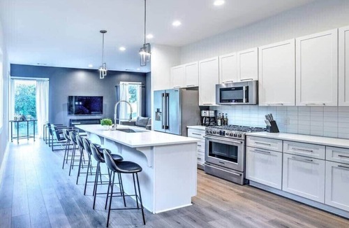 Berry Hill House | Luxury Downtown Home-12 BEDS! Game Room + Hot tub