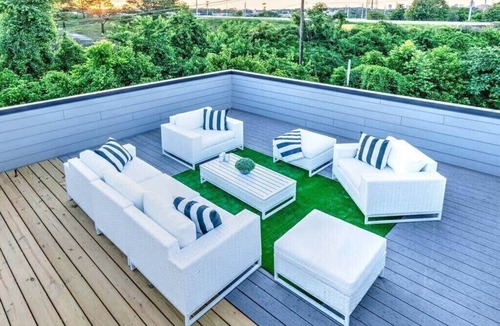 Berry Hill House | Luxury Downtown Home-12 BEDS! Game Room + Hot tub