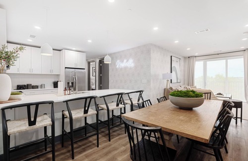 Rutledge Hill Condo | Luxury Downtown. Walk to Broadway. Sleeps 10. Rooftop & Gym.