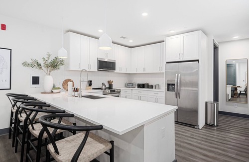 Rutledge Hill Condo | Luxury Downtown. Walk to Broadway. Sleeps 10. Rooftop & Gym.