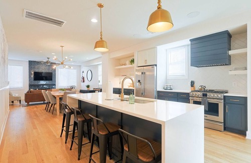 East Nashville Villa | Luxury East Nashville Townhome | Walk to Five Points | Dual King Suites & Arcade Room