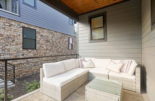 East Nashville Villa | Luxury East Nashville Townhome | Walk to Five Points | Dual King Suites & Arcade Room