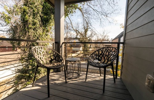 East Nashville Villa | Luxury East Nashville Townhome | Walk to Five Points | Dual King Suites & Arcade Room