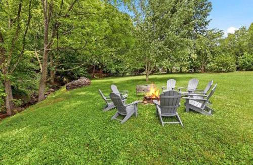 Weaverville House | Luxury Farmhouse & Creekside Cottage Dog-friendly Scenic Views Firepit BBQ