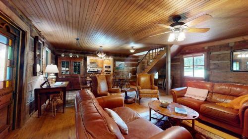 Weaverville House | Luxury Farmhouse & Creekside Cottage Dog-friendly Scenic Views Firepit BBQ