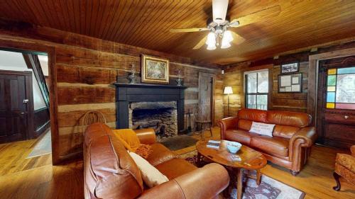 Weaverville House | Luxury Farmhouse & Creekside Cottage Dog-friendly Scenic Views Firepit BBQ