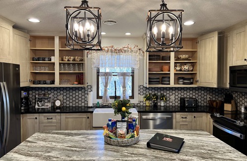Hendersonville House | LUXURY FARMHOUSE, 2 Living spaces, Sleeps 12, PRIVATE in the mtns, 10min to town