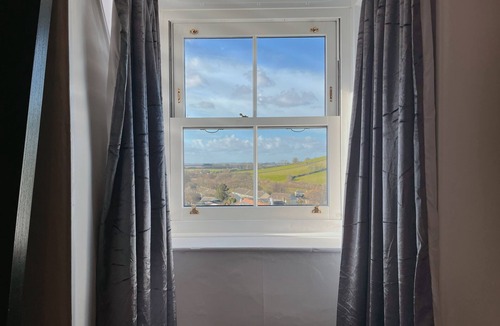 Barnstaple Villa | Luxury Group Retreat | 20 Guests | Hot Tub + games room