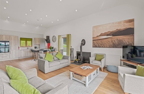 Talland House | Luxury home with shared swimming pool, gym, sauna & free WiFi !