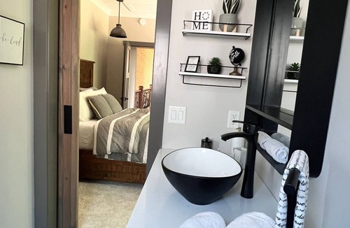 Frank House | Luxury I Hot Tub I Pet Friendly I Mountain Retreat!