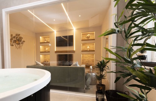 Newcastle-upon-Tyne Apartment | Luxury Indoor Hot Tub entire apartment close to city centre