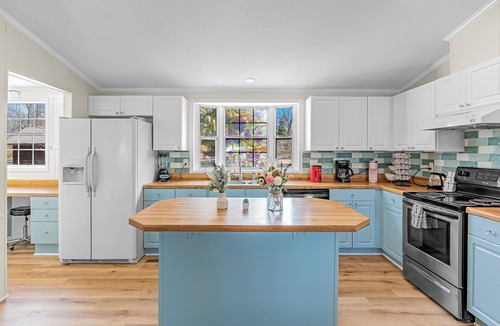 Terrell House | Luxury Lakeview 3BR w/Outdoor Deck, Basketball, Vinyls, Games in Lake Norman