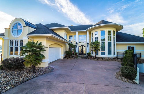 Steele Creek House | LUXURY LAKEFRONT ESTATE IN CHARLOTTE
